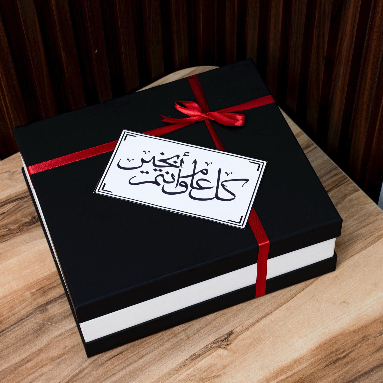 بوكس هدية رجالية فخم متكامل – شماغ أنيق وعطر رجالي ونظارة شمسية وقلم فاخر بتغليف راقٍ