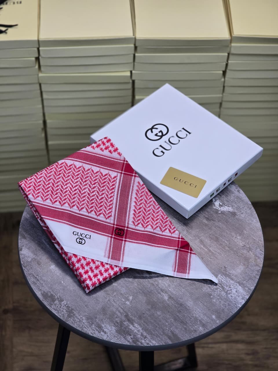 شماغ قوتشي رجالي فاخر أحمر كلاسيك للأناقة والمناسبات