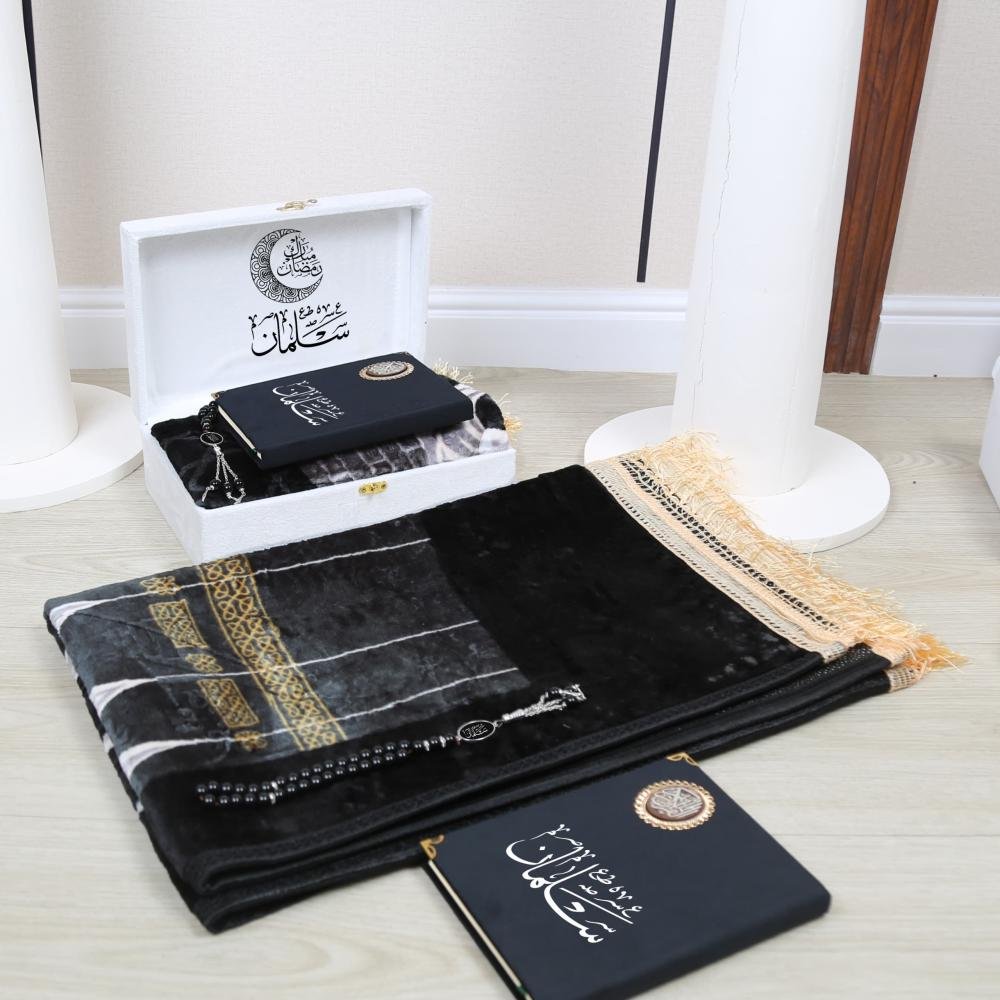 طقم صلاة فاخر  أنيق | سجادة مخملية، مصحف، سبحة وتغليف راقٍ