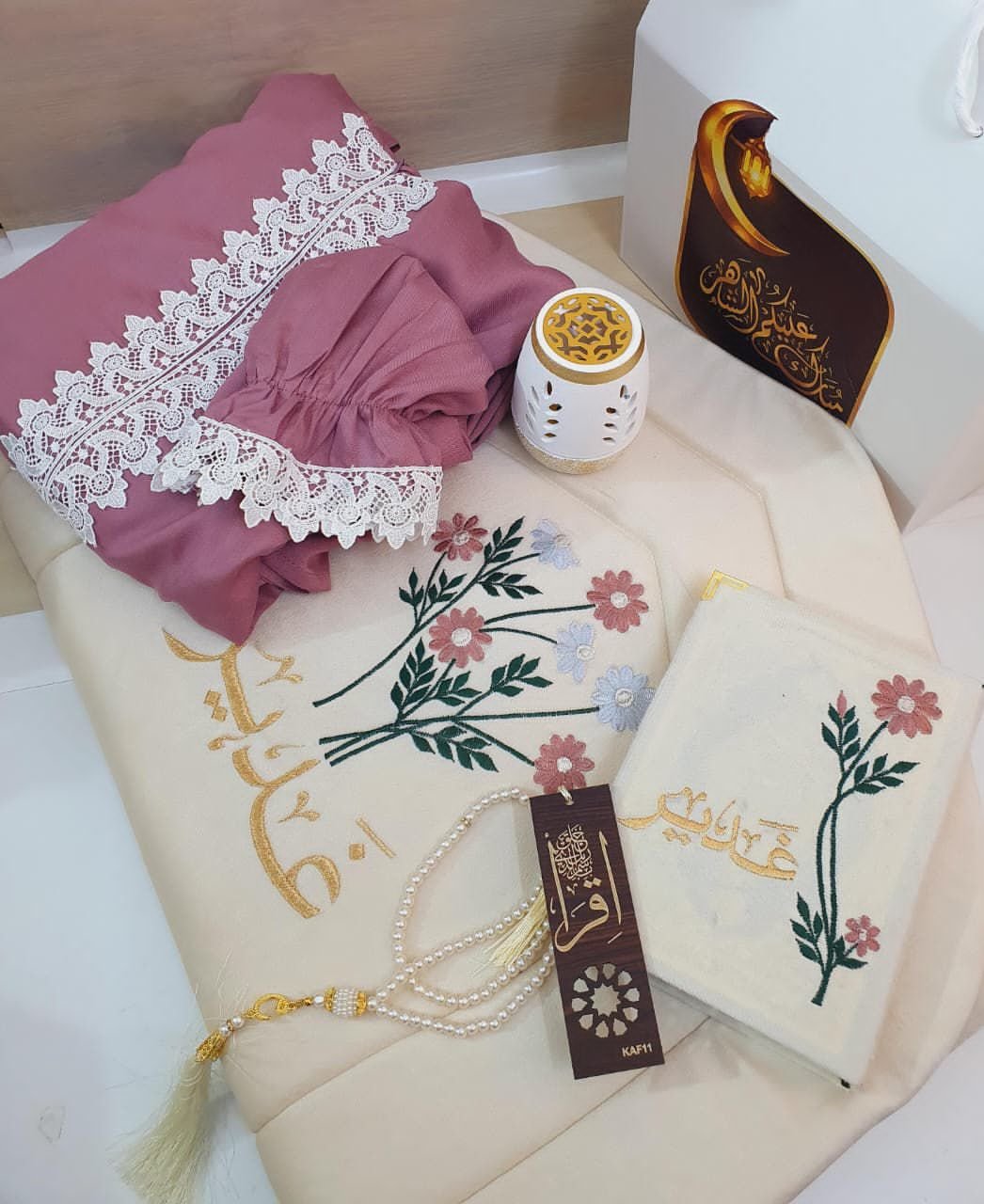 بوكس هدية رمضانية نسائية بالاسم – سجادة مخمل ومصحف مطرز