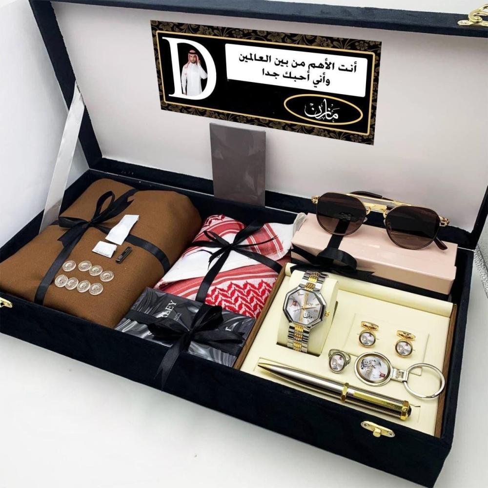بوكس هدية رجالية فاخر مع تخصيص الاسم | ساعة، شماغ، نظارة، محفظة وإكسسوارات أنيقة