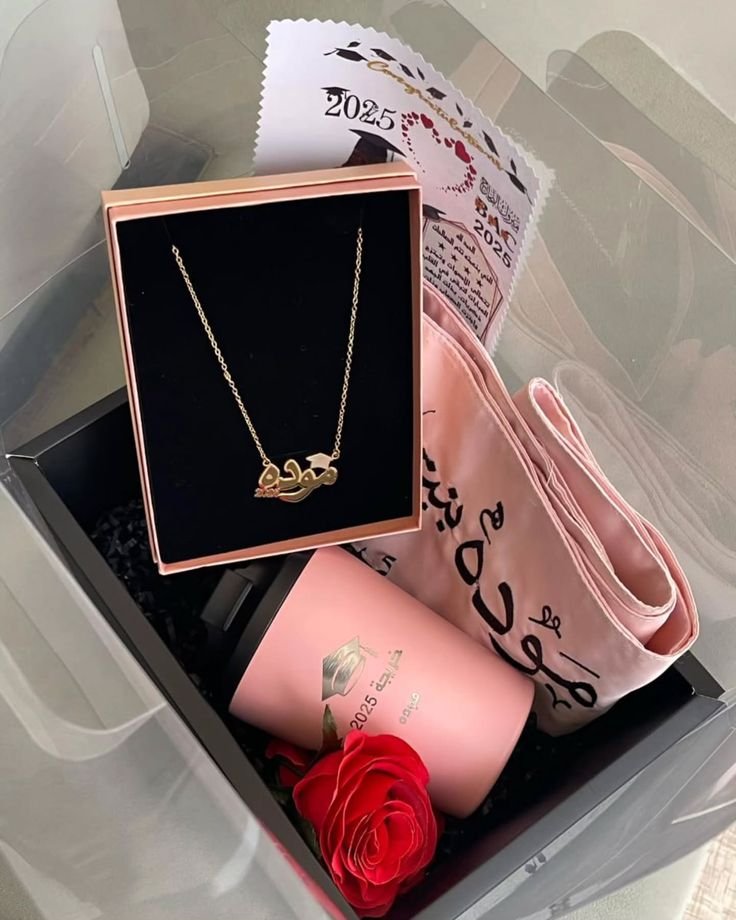 بوكس هدية تخرج للبنات مع سلسال بالاسم وكوب ووشاح تخرج