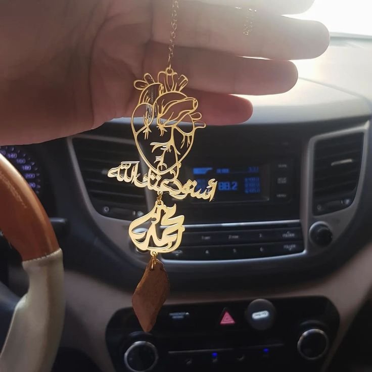 تعليقة سيارة استودعتك بالاسم الله تصميم القلب