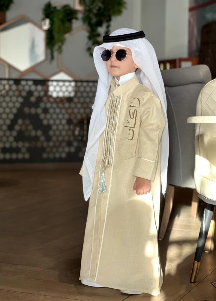 دقلة أطفال بالاسم للعيد – ثوب سعودي فاخر مطرز للاطفال