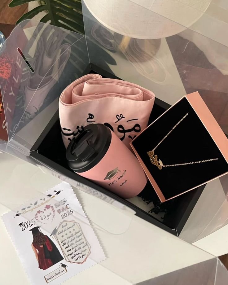 بوكس هدية تخرج للبنات مع سلسال بالاسم وكوب ووشاح تخرج