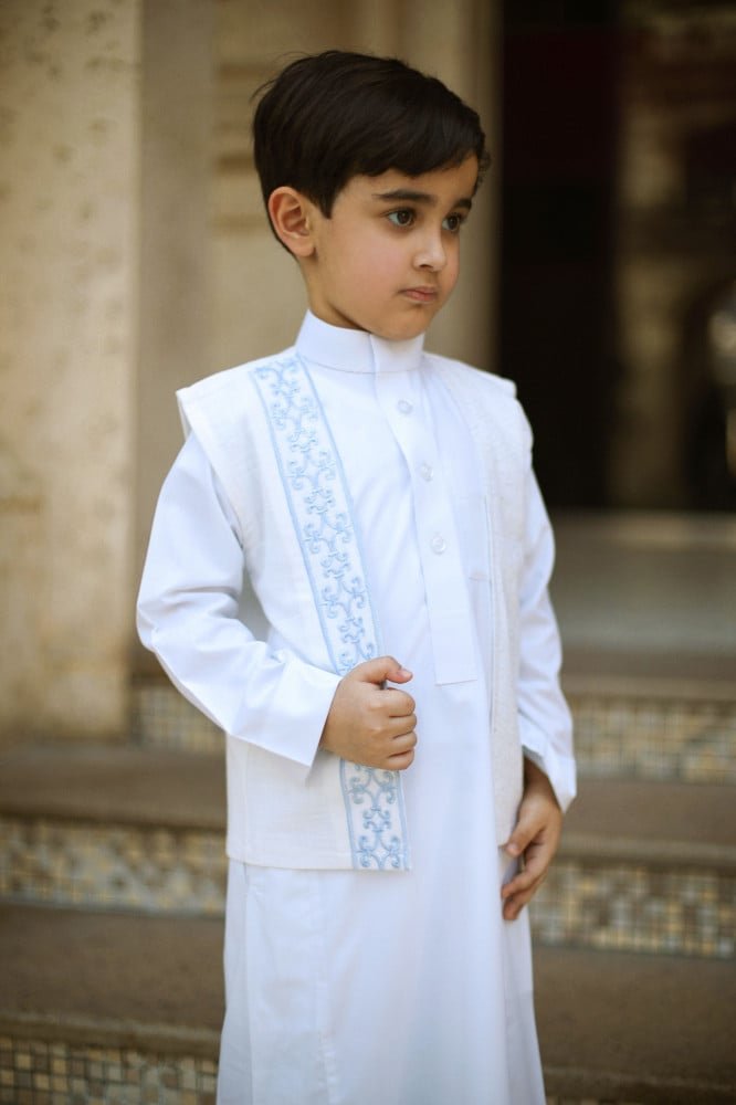 سديري أطفال أبيض مطرز أزرق – تصميم فاخر للعيد والمناسبات