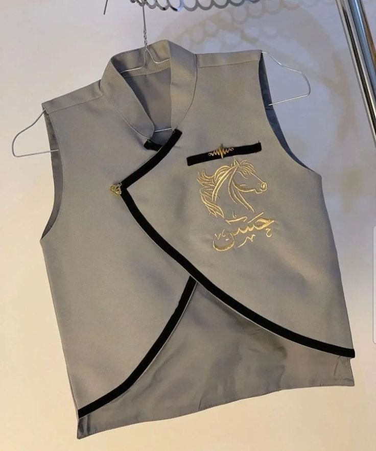 سديري أطفال بالاسم رمادي تطريز خيل – سديري أولاد فاخر للعيد والمناسبات