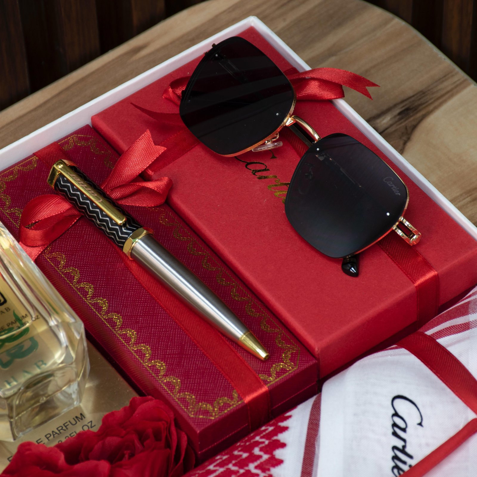 بوكس هدية رجالية فخم متكامل – شماغ أنيق وعطر رجالي ونظارة شمسية وقلم فاخر بتغليف راقٍ