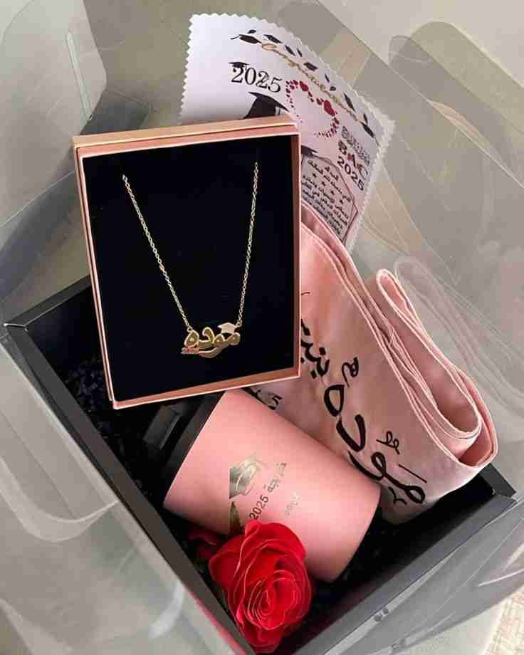 بوكس هدية تخرج للبنات مع سلسال بالاسم وكوب ووشاح تخرج