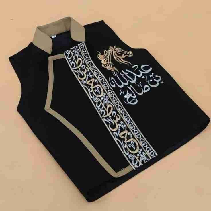 سديري أطفال أسود بالاسم – تطريز فاخر للعيد والمناسبات