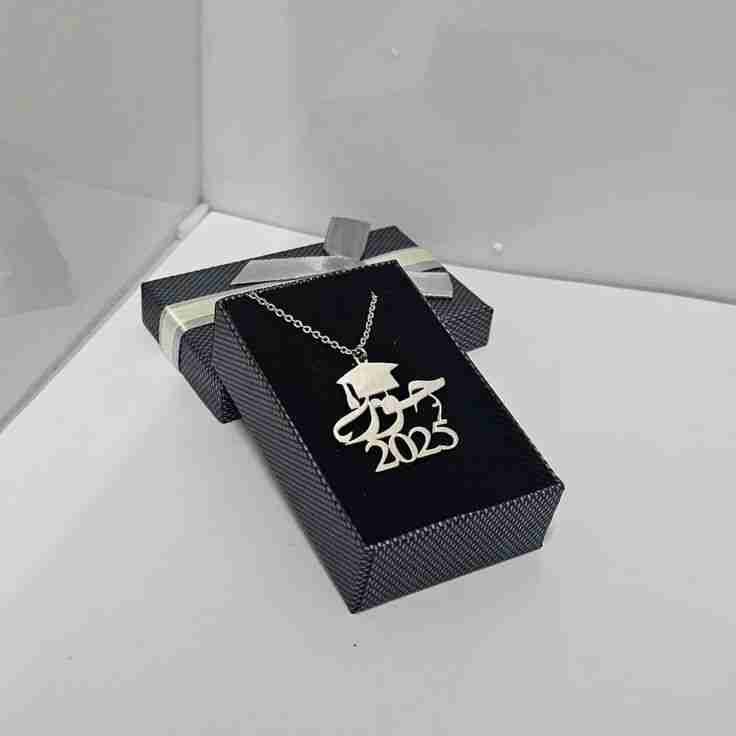 سلسال تخرج بالاسم 2026 مع قبعة التخرج