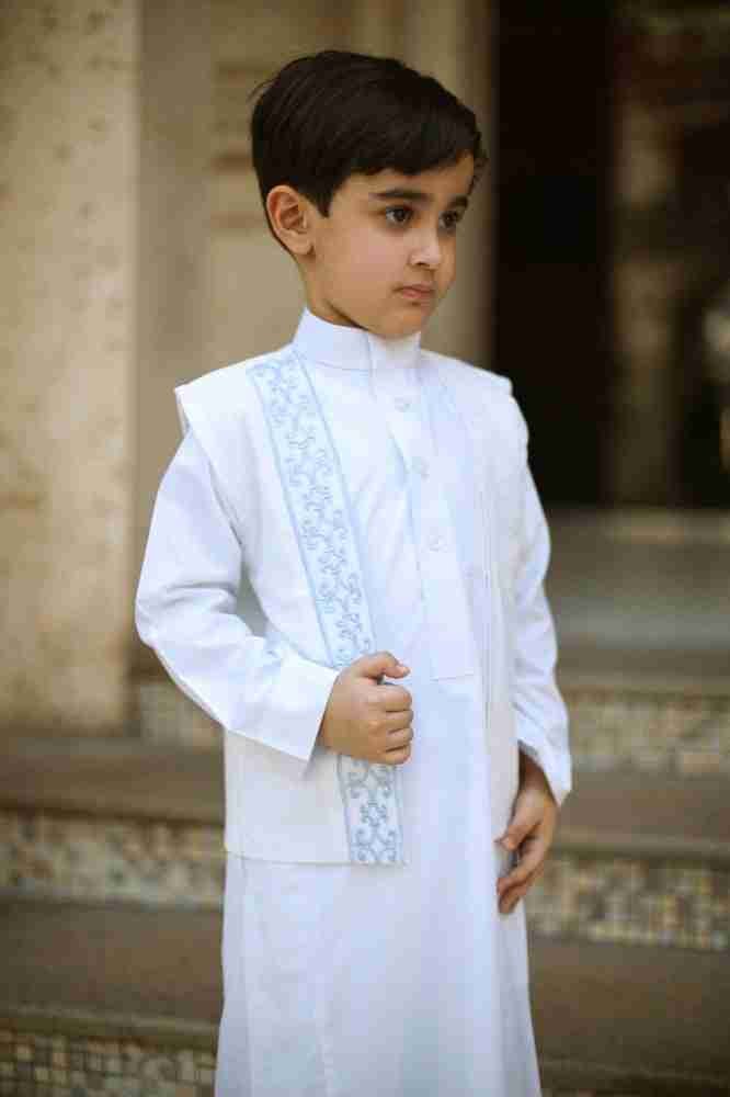 سديري أطفال أبيض مطرز أزرق – تصميم فاخر للعيد والمناسبات