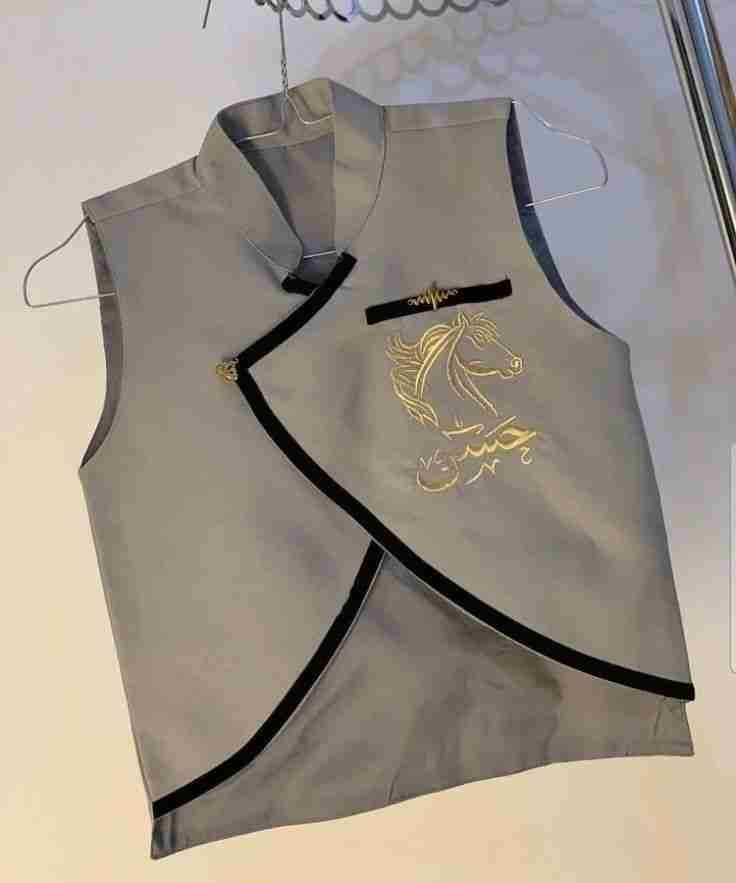 سديري أطفال بالاسم رمادي تطريز خيل – سديري أولاد فاخر للعيد والمناسبات